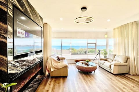 Family Room with stunning views and 75inch 4K Tv 