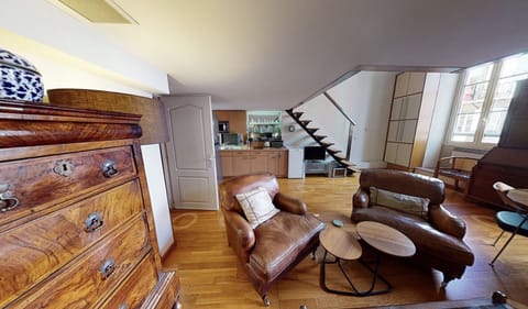 First larger sitting room 52m2 overlooks pedestrian area + double glazed windows