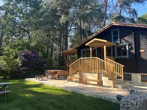 Sleeps up to 13, private Hot Tub & Table Tennis (+bookable sauna for a fee)