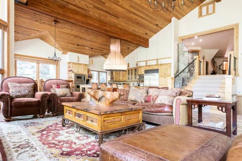 Main floor living room/dining/kitchen