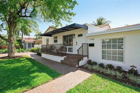 Fully updated and modern stylish duplex with two separate living areas - the best property for groups and families traveling together!  (We have another triplex around the corner... please message me if you need more room!)