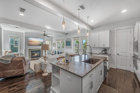 Breakfast Bar with Seating for 3