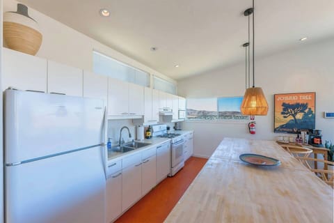 Cook, dine, and relax with a view ️ Our spacious, mid-century modern kitchen is fully equipped to fuel your Joshua Tree adventures. Every meal feels like a feast with views like these! #CasaAltura #DesertDining #JoshuaTree