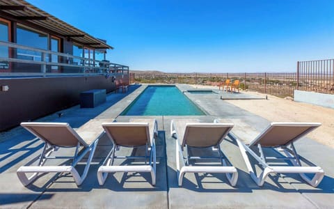 Step into paradise at Casa Altura ‍♂️ Lounge by our 10x30 ft heated pool with panoramic views that stretch across Joshua Tree. Ideal for those serene mornings or magical sunset hours. #LuxuryRetreat #JoshuaTree #CasaAltura