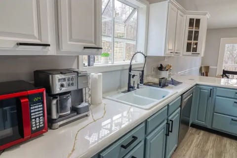 Modern fully stocked Kitchen