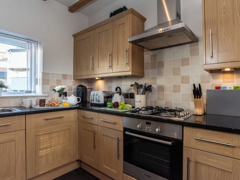 Well-equipped fitted kitchen | Gemstone Cottage, Brixham