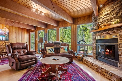 Living room with a wood-burning fireplace & cozy seating. *Please bring your own firewood if you wish to use this amenity!*