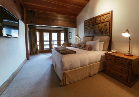Flooring, Bedroom, Indoors, Room, Hardwood