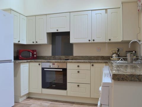 Well-fitted and well-equipped kitchen area | Beudy Canol - Tyn Lon Isaf, Llangybi, near Pwllheli