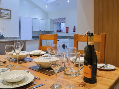 Charming dining area and adjacent kitchen | Beudy Canol - Tyn Lon Isaf, Llangybi, near Pwllheli