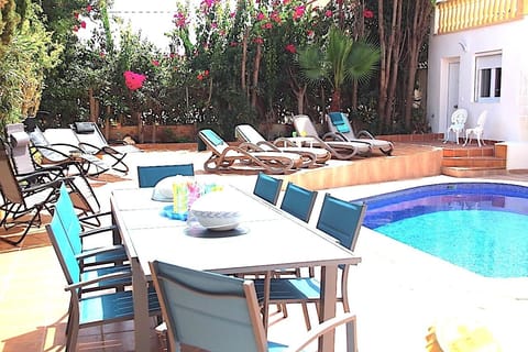 Lounge around the pool, eat al fresco!!