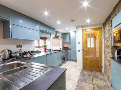 Fully appointed fitted kitchen | Foxes Reach, Catbrook, near Tintern