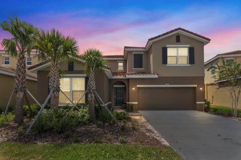 This charming home features a warm exterior with lush palm trees and a manicured lawn. Its soft colors and ample windows create a perfect blend of comfort and style, inviting you to enjoy a relaxing stay.