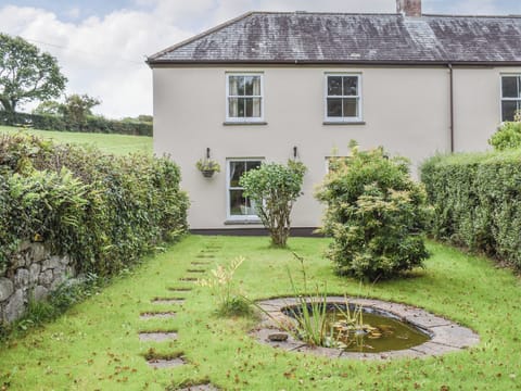 Garden | Anneth Lowen, Gwennap