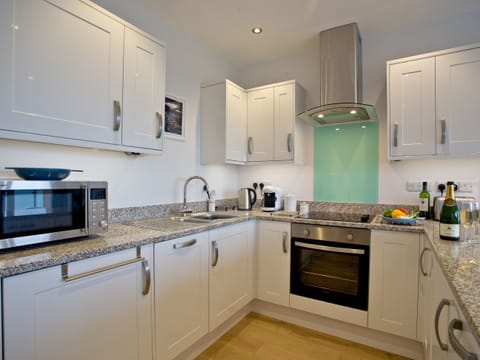 Kitchen | Curlew 4 - The Cove, Brixham