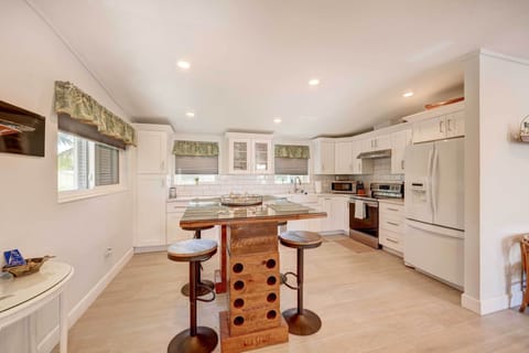 Upper Kitchen | Ice Maker | Water Filter