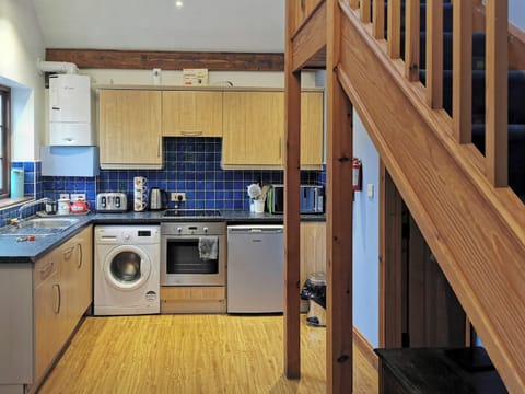 Kitchen | Blue Charm - The Compasses Inn Cottages, Damerham, near Fordingbridge