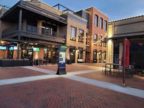 Walk to ice rink,old town movie theater,shopping,concert venue,restaurants