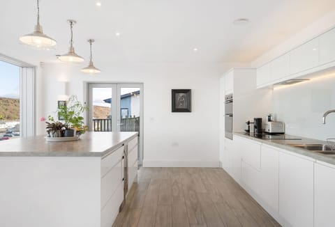 Shore Edge, Portreath: The modern minimalistic well equipped kitchen area