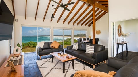 Easy access to an amazing surf beach for surfing, Amazing beach only a few minutes walk away