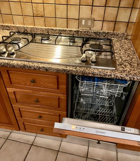 Piano cottura a gas e lavastoviglie