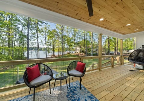 Your front-row seat to the best of Lake Sinclair. Sip your coffee to the sound of birds and the gentle lap of water before hitting the boat for the day.