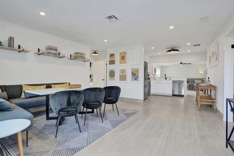 Open and spacious floor plan that flows nicely... lots of space for your whole group!