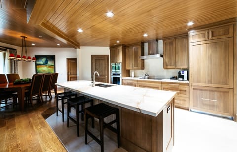 Kitchen Island,Indoors,Room,Flooring,Hardwood