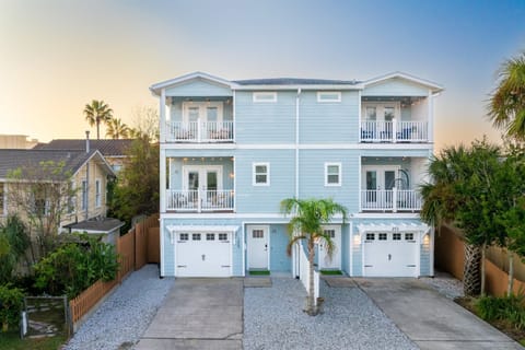 Two neighboring townhomes
6 Bedrooms • Sleeps 16 • Steps to the Beach
