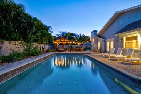 Welcome to Royal Palms, your private slice of paradise. As twilight falls, the pool sparkles, the hot tub invites you to relax, and the outdoor dining area becomes the perfect spot to enjoy a magical evening under the stars.