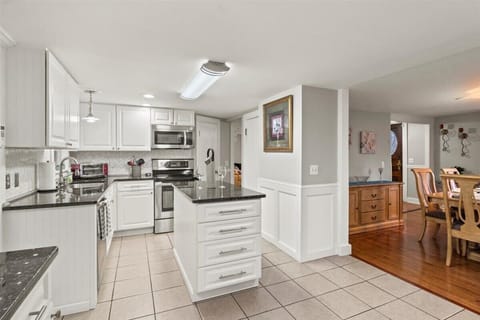 Kitchen Granite counter and island