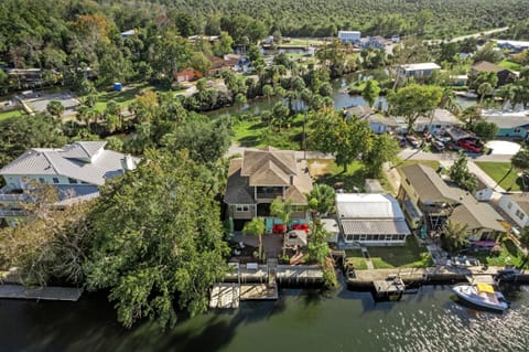 Soak up the Florida River Life and unwind on this bueatiful back yard
