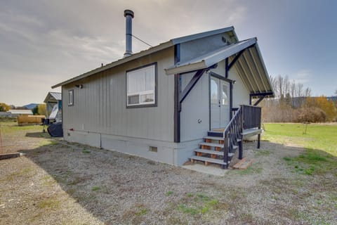 Cle Elum Vacation Rental | 2BR | 1BA | 1,070 Sq Ft | Stairs Required