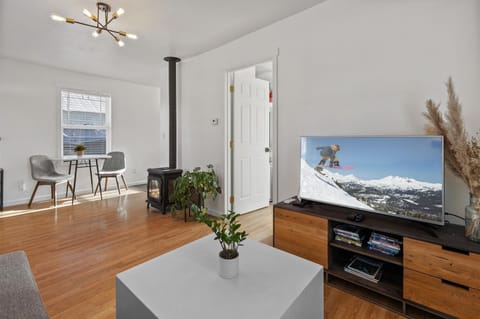 Super cute living room w smart TV, gas stove not available for use