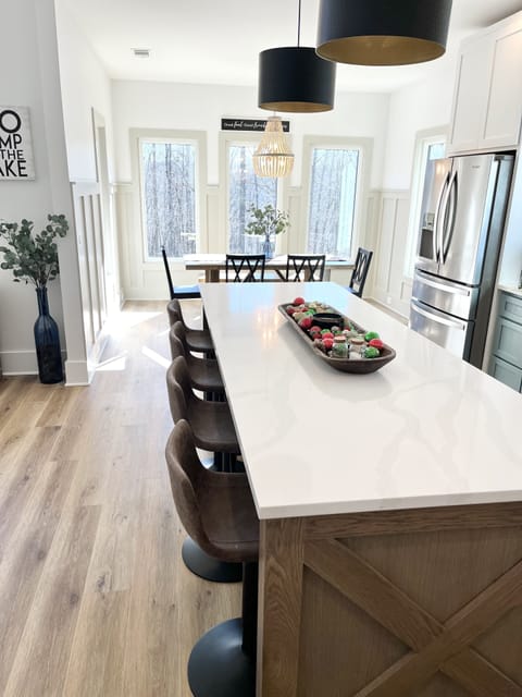 Beautiful eat in kitchen facing dining room table