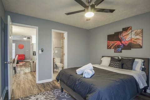 Guest bedroom with Queen size Memory Foam Mattress - 1800 thread count bedding in both rooms
