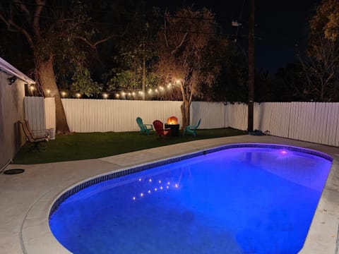 Heated pool and wonderful night vibes for relaxing and enjoying :)