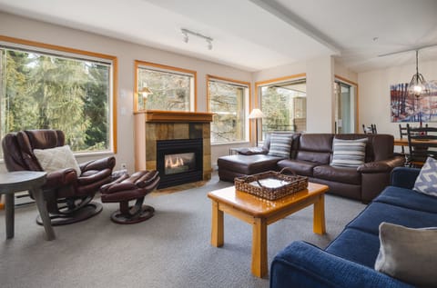 Super large living area with lots of seating and a pull out sofa bed
