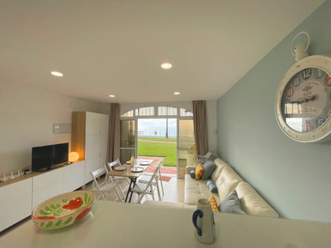 Space with direct access to the garden and beach views. The ideal place to enjoy a pleasant moment with the sound of the waves in the background.
Doña Lola - Mijas Costa - Málaga
