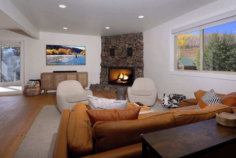 Living room w/gas fireplace