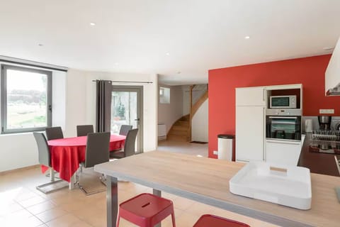 La salle à manger-cuisine du gîte Coëtquen, vue sur jardin et étang