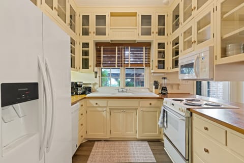 Palmetto Cottage - Kitchen with Electric Appliances