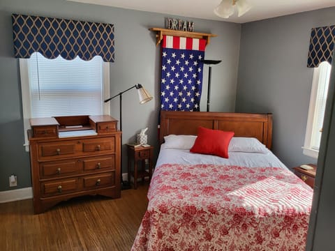 Flag room bedroom... beautiful queen size bed. two large closets. hardwood floor