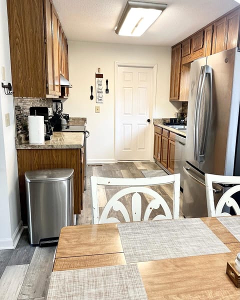 Kitchen fully stocked to fix a meal. 