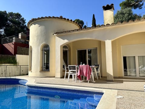 Villa with pool for 9 people