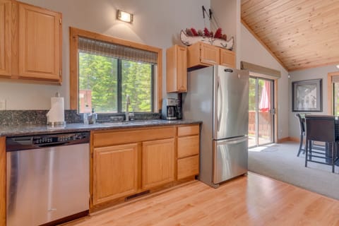 Kitchen: Well-equipped kitchen, stainless steel appliances, kitchen bar w/2 bar stools, open to living and dining room