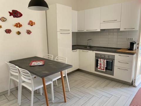 angolo cottura con forno, piano a induzione, macchina da caffè Nespresso