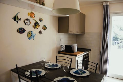 Angolo cottura con forno elettrico e piano a induzione