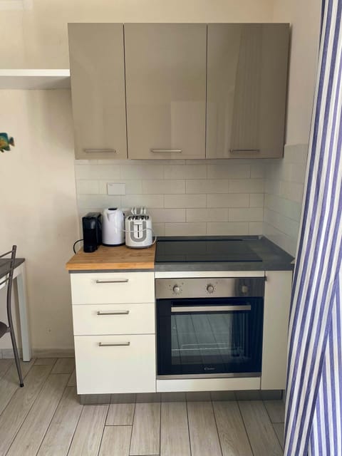 Angolo cottura con forno e piano a induzione. Macchina da caffè Nespresso