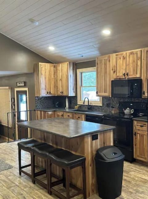 Fully equipped kitchen with island